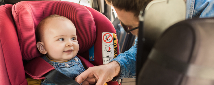 Aby zadbać o bezpieczeństwo dzieci podczas podróży, należy pamiętać o odpowiednim dopasowaniu fotelika, zabezpieczeniu przedmiotów we wnętrzu pojazdu, które w razie kolizji mogą zranić dziecko